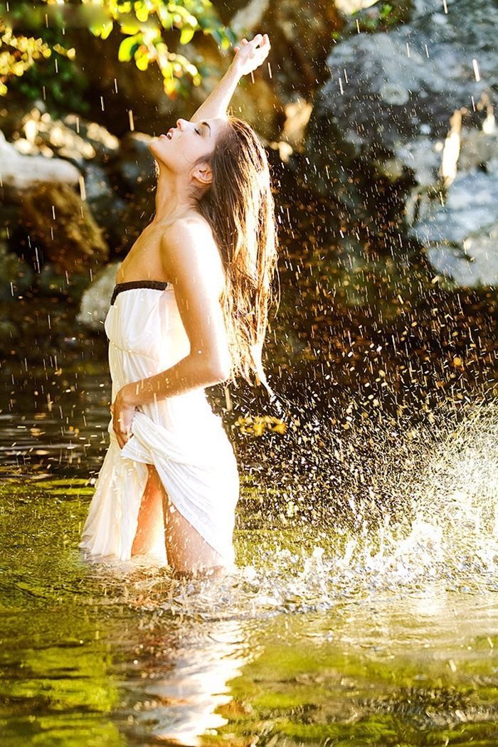 Marie Avgeropoulos in Reynosa