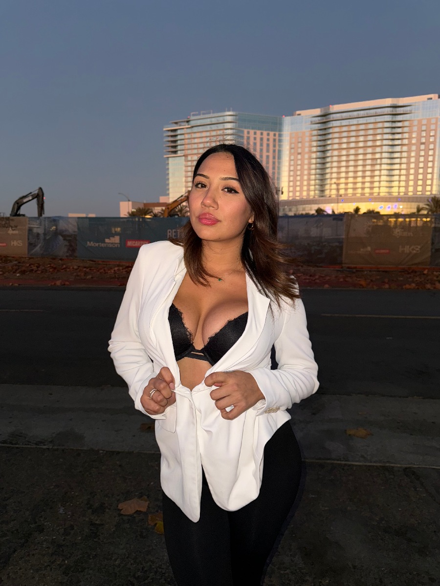 Take a pause and enjoy Ali Cruz — streaming from Reynosa