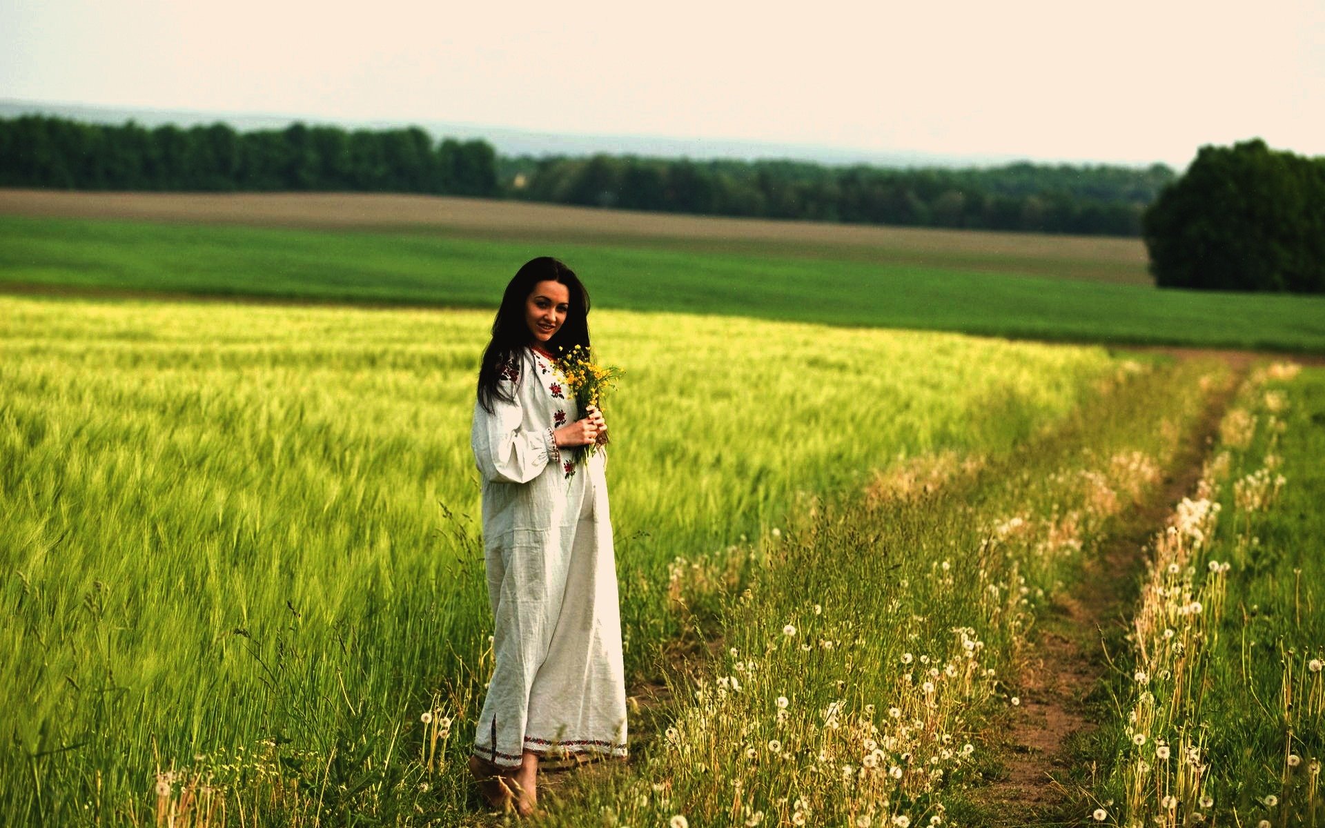 Women in Slavic costumes in Reynosa