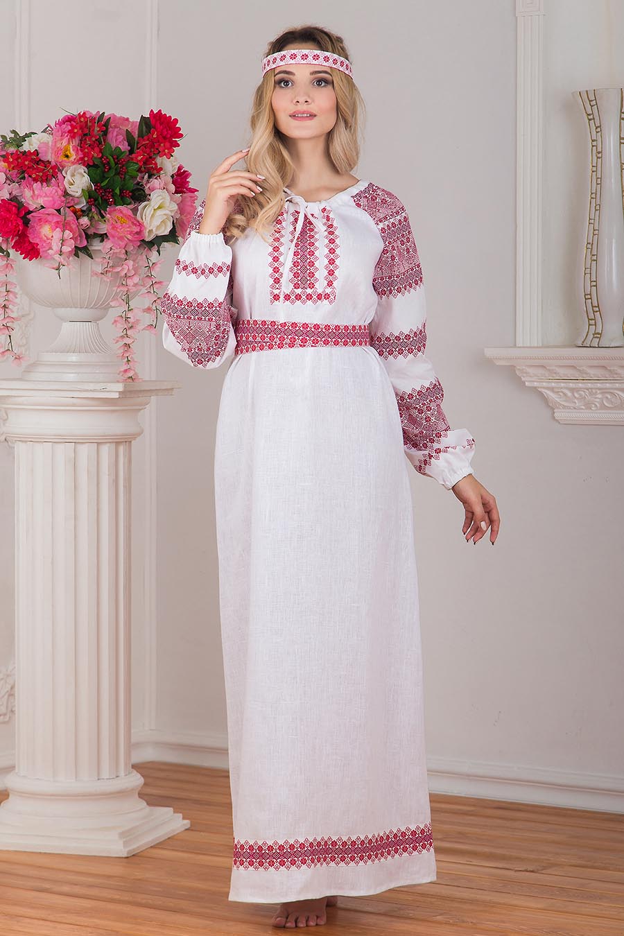 Women in Slavic costumes in Reynosa