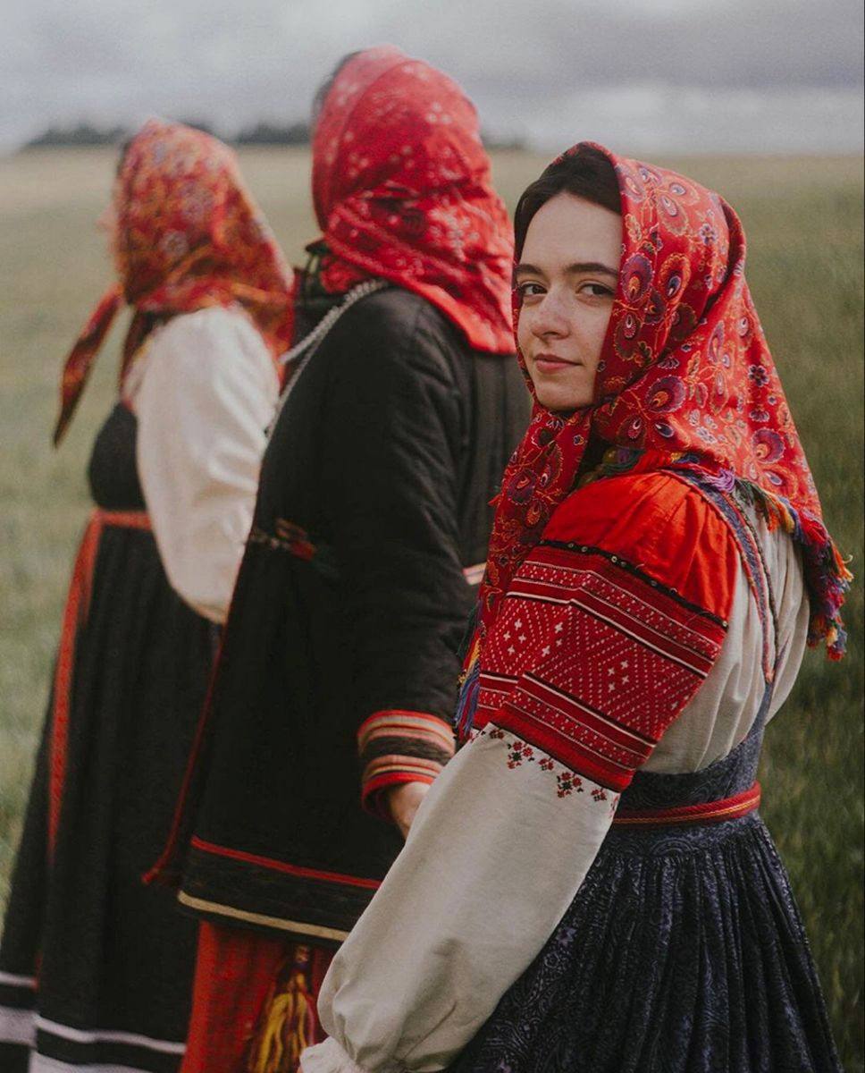 Women in Slavic costumes in Reynosa
