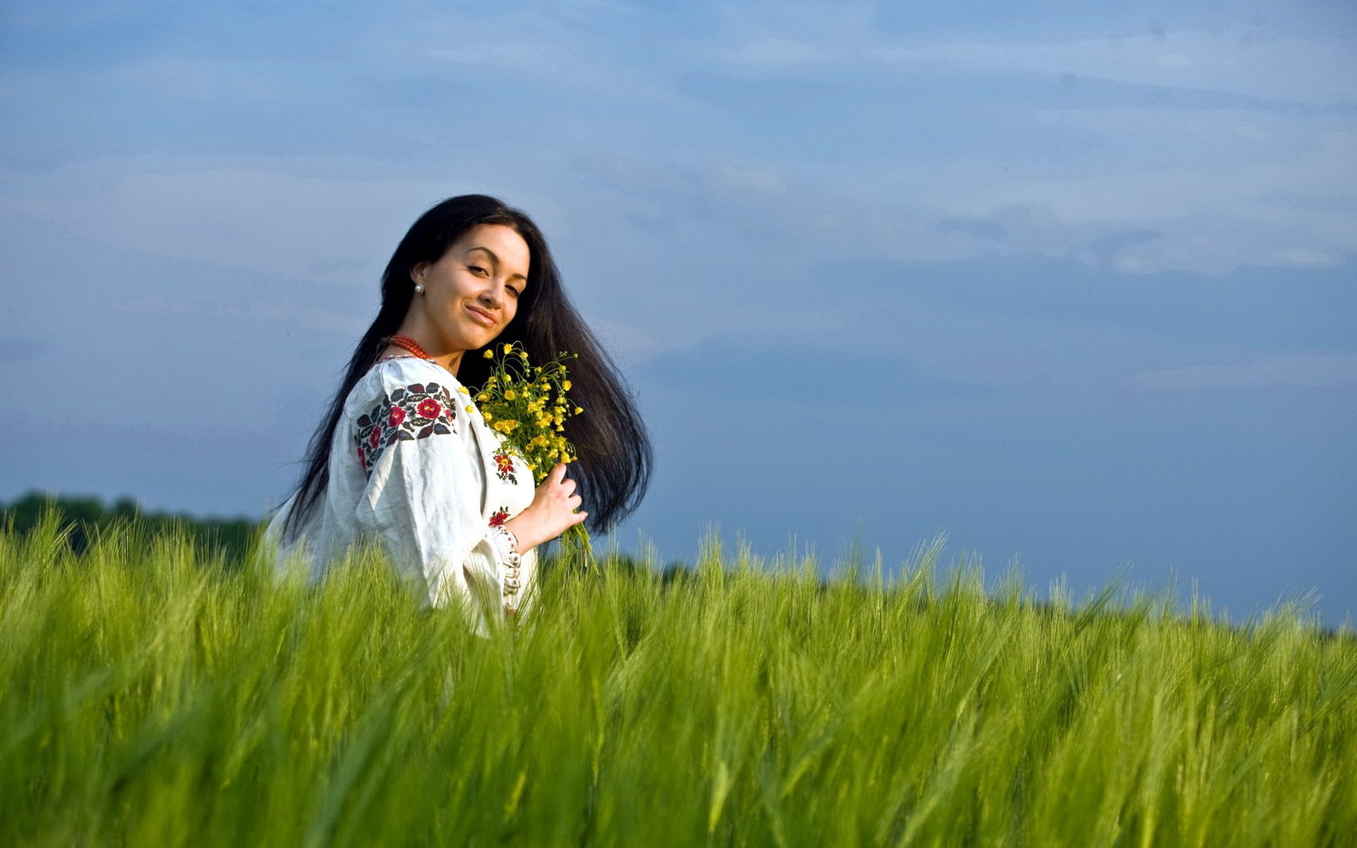Girls in Slavic costumes in Reynosa